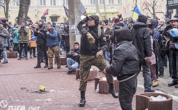 Националисты Коханивского устроили погром Сбербанка в Киеве