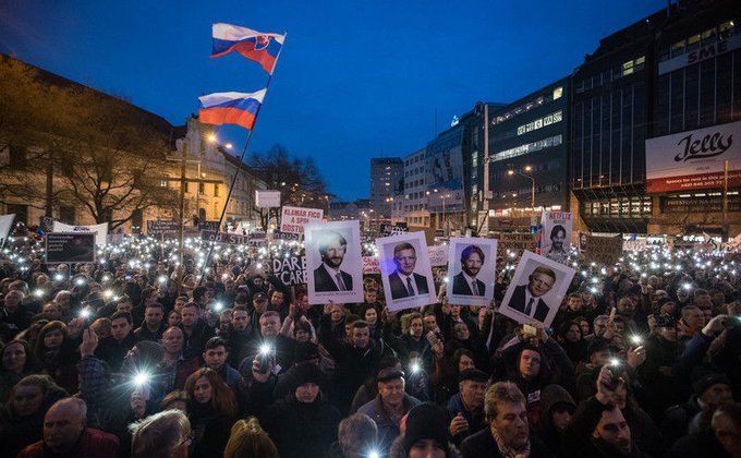 Десятки тысяч словаков вышли на протест из-за убийства журналиста