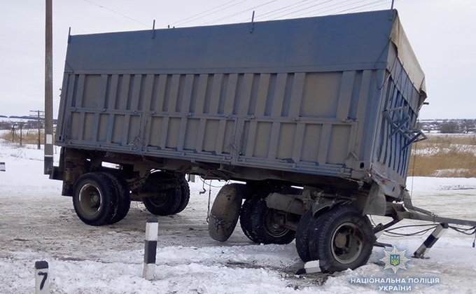 В Луганской области грузовик влетел в ж/д локомотив: фото