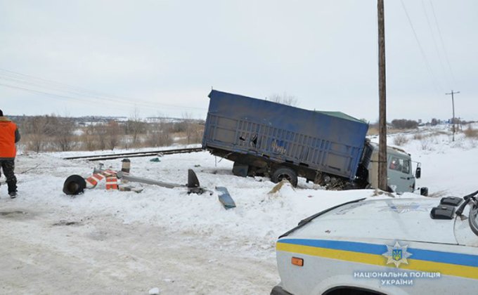 В Луганской области грузовик влетел в ж/д локомотив: фото