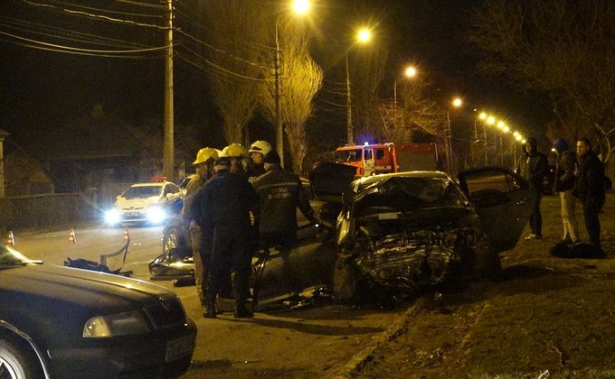 В Мариуполе три человека погибли в столкновении двух авто: фото