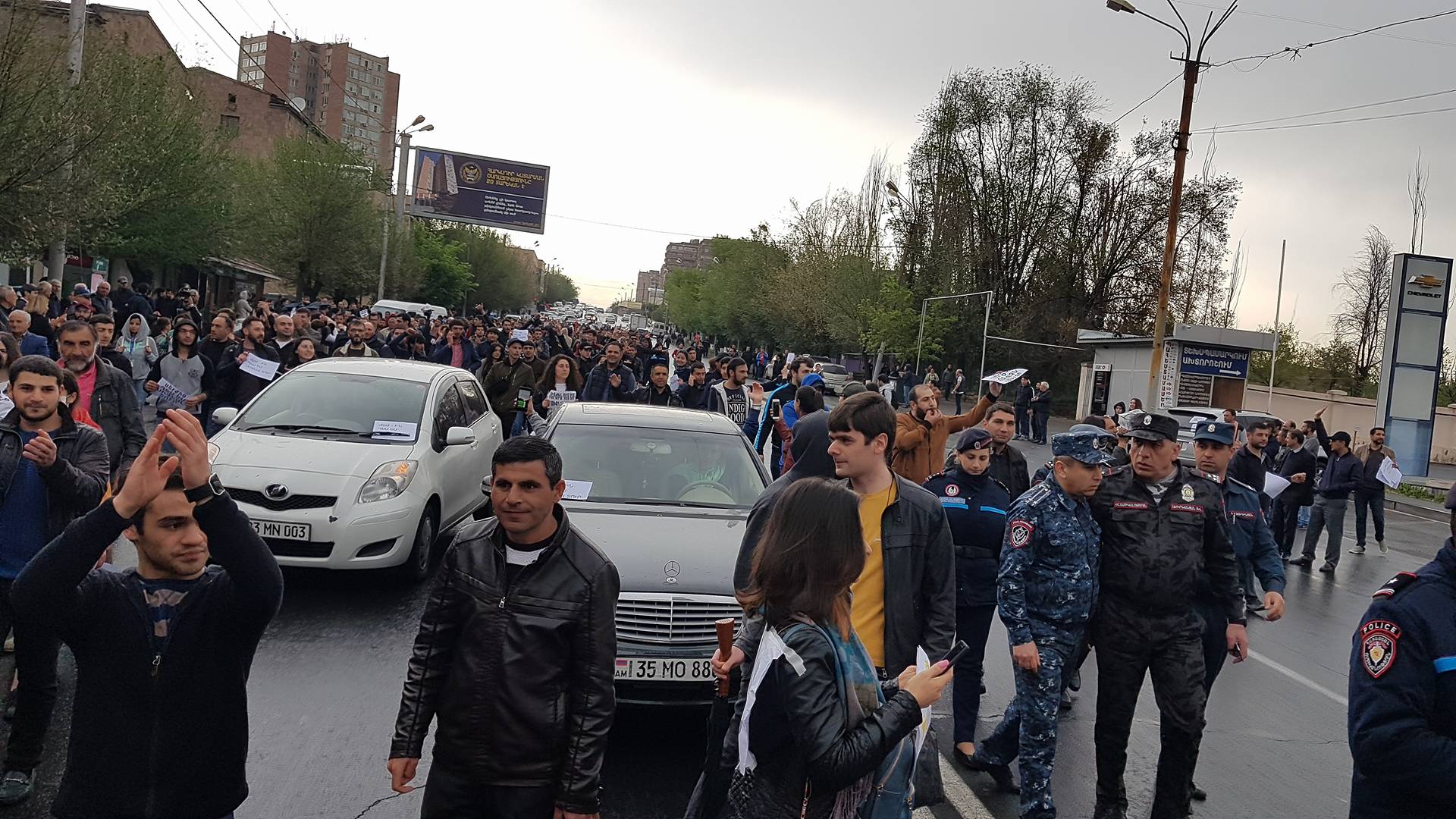 null Против Саргсяна, но не Путина: репортаж из протестующего Еревана