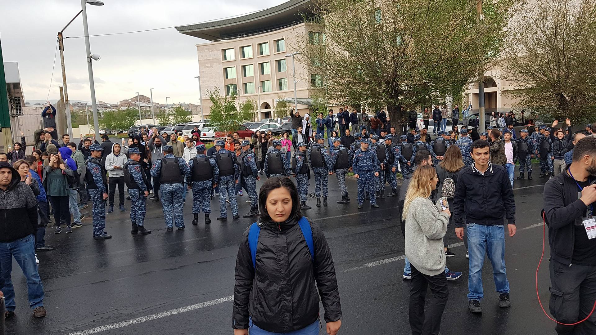 Против Саргсяна, но не Путина: репортаж из протестующего Еревана
