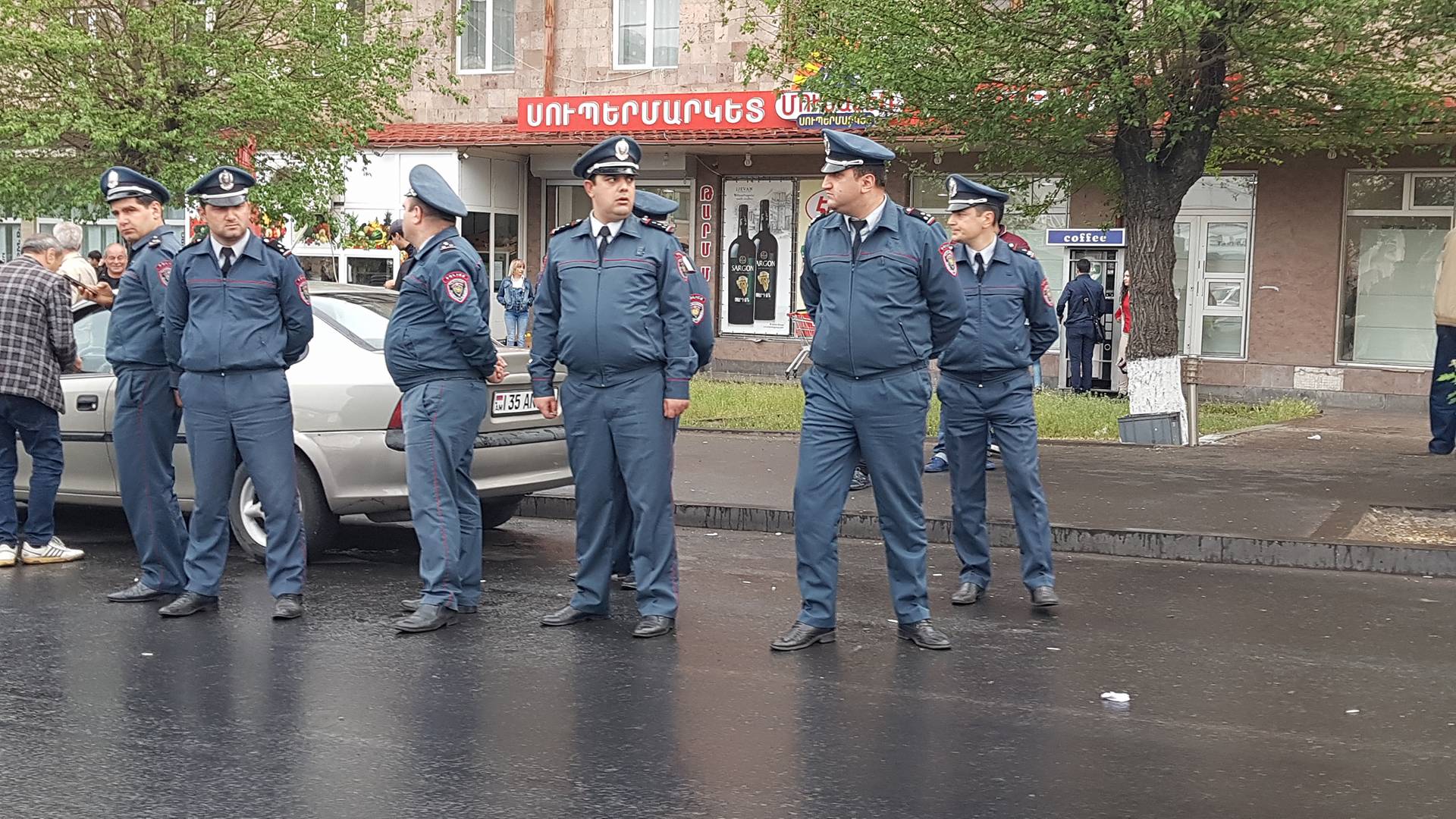 null Против Саргсяна, но не Путина: репортаж из протестующего Еревана