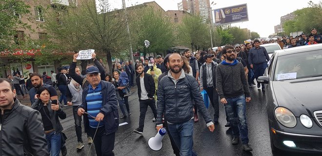 Против Саргсяна, но не Путина: репортаж из протестующего Еревана - Фото