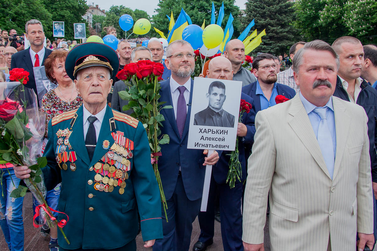 "Недобитый полк и патриоты". Как Киев отметил 9 мая