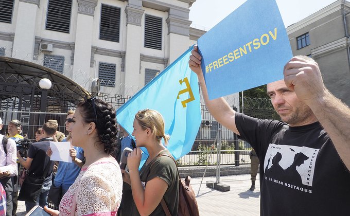 У посольства РФ в Киеве прошла акция в поддержку Сенцова: фото