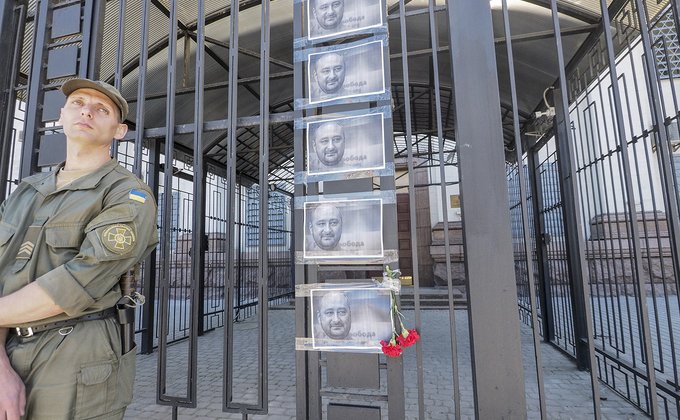 Посольство России завесили портретами убитого Бабченко: фото