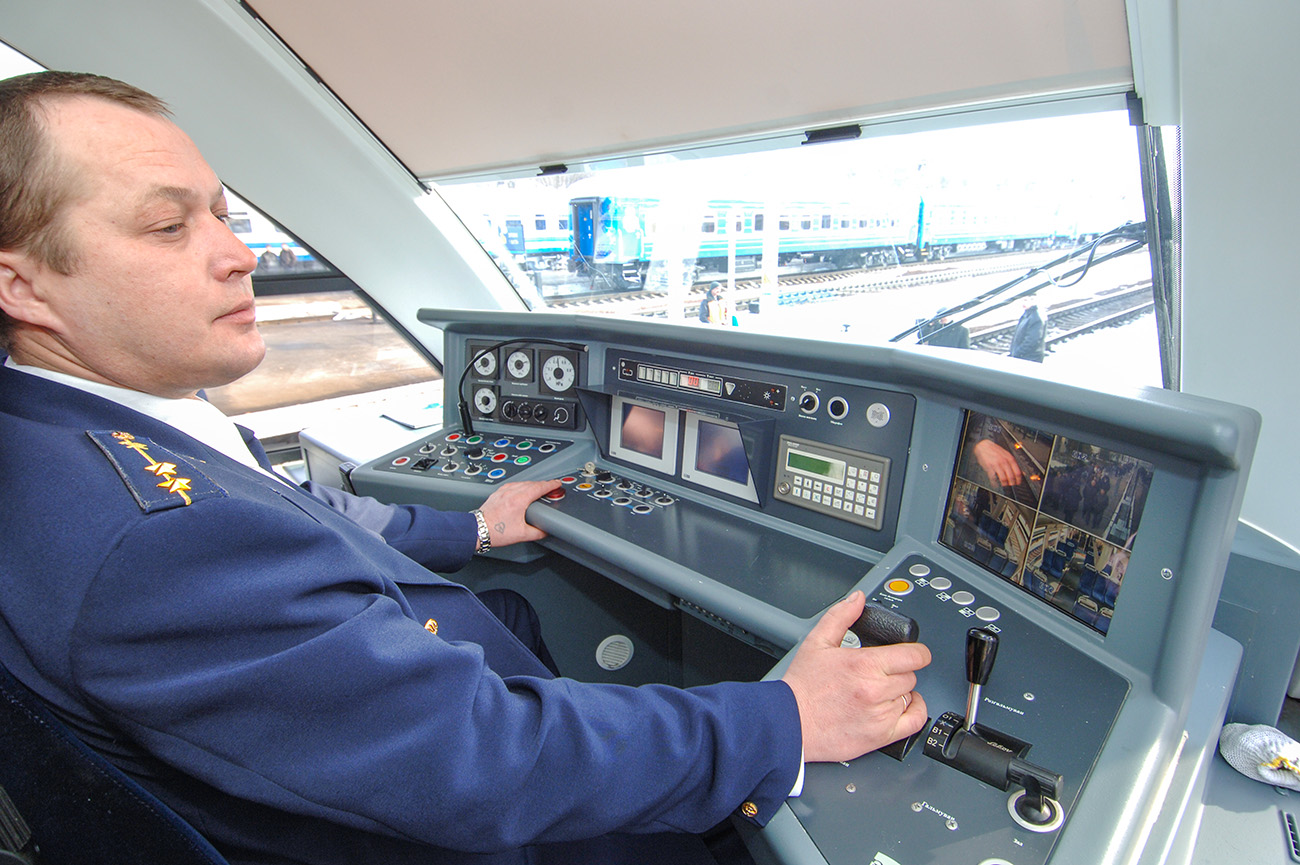 профессия помощник машиниста. профессия помощник машиниста электровоза. коннов владимир машинист-инструктор электродепо. какие предметы сдавать на помощника машиниста. помощник машиниста локомотива.