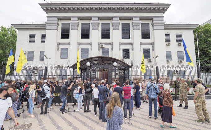 Освободить Сенцова: возле посольства РФ в Киеве проходит акция
