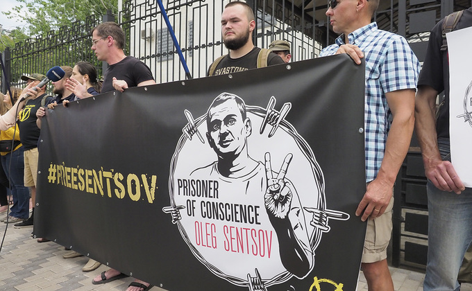 Освободить Сенцова: возле посольства РФ в Киеве проходит акция