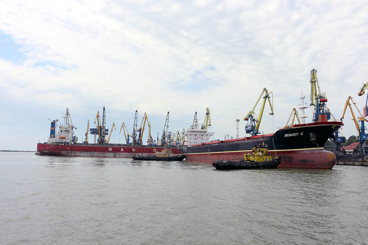 Российские боевые корабли заходят в украинские порты на Азовском побережье новые фото Российские боевые корабли заходят в украинские порты на Азовском побережье новое фото