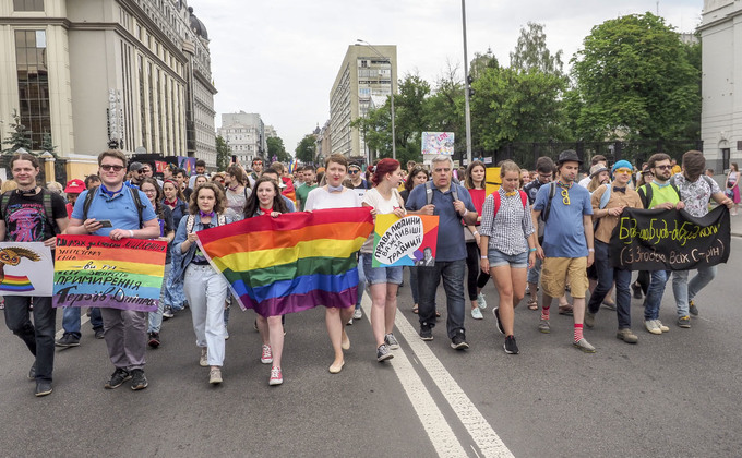 "Не подруги, а супруги": в Киеве состоялся Марш равенства - фото