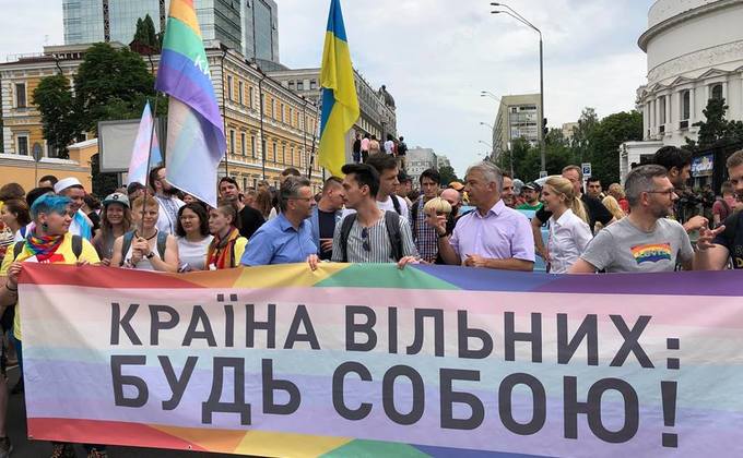 "Не подруги, а супруги": в Киеве состоялся Марш равенства - фото