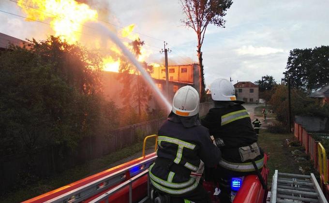 В Збараже взрыв и пожар на спиртзаводе, эвакуировано 350 человек