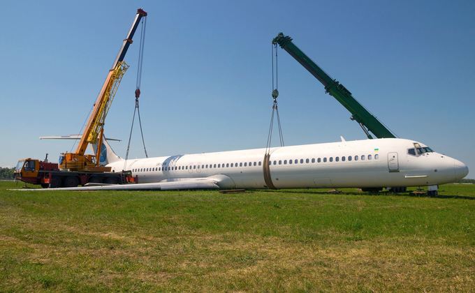 В Жулянах убрали самолет, который месяц валялся на обочине: фото