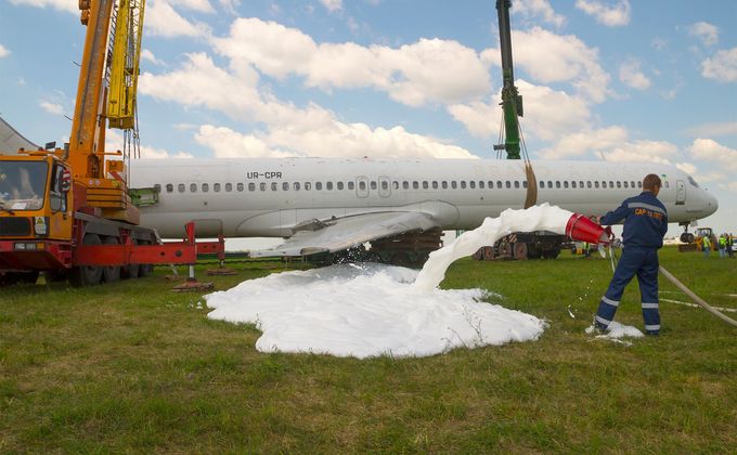 В Жулянах убрали самолет, который месяц валялся на обочине: фото