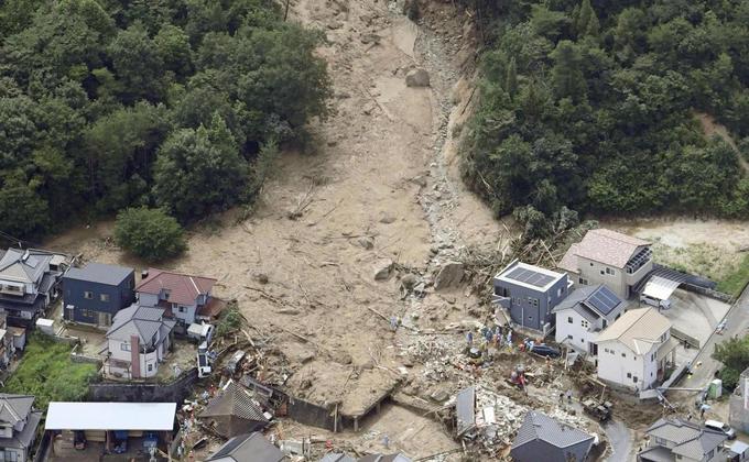 Наводнение в Японии: подборка ужасающих фото и видео