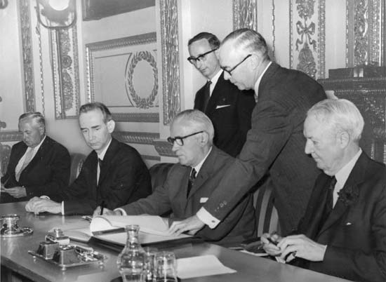 Подписание договора о нераспространении ядерного оружия 1 июля 1968 года © Britannica.com Подписание договора о нераспространении ядерного оружия 1 июля 1968 года © Britannica.com