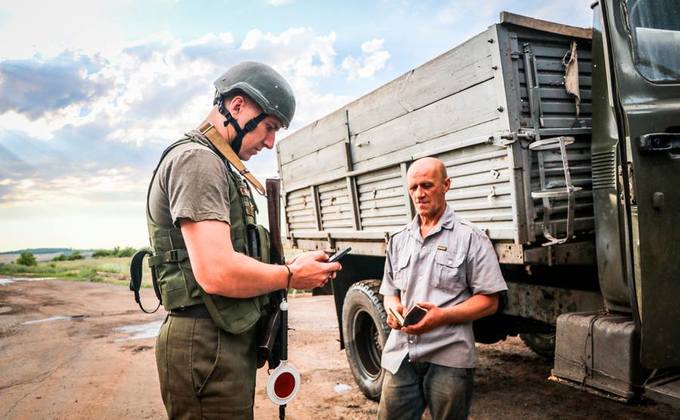 Как выглядит мобильный блокпост в прифронтовом Донбассе: фото