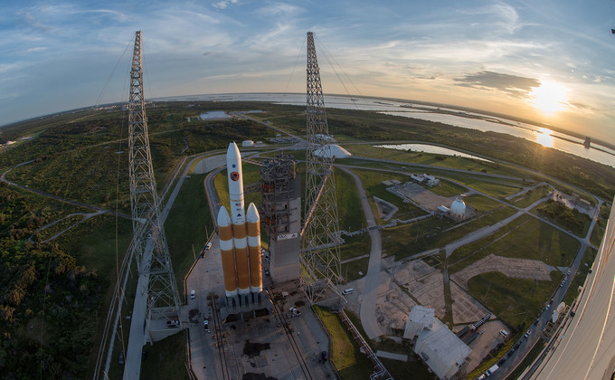 Эпичный запуск сверхтяжелой ракеты с зондом к Солнцу: фото