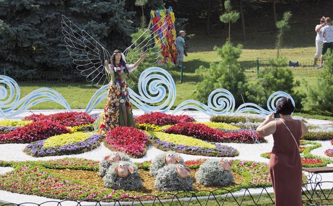 Мифические существа в центре Киева: фотоотчет с выставки цветов