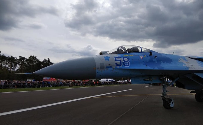 Украинские военные летчики показали высший пилотаж в ЕС - фото