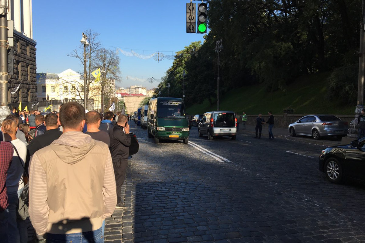 null Киев стал в пробках: под Кабмин приехали сотни "евробляхеров"
