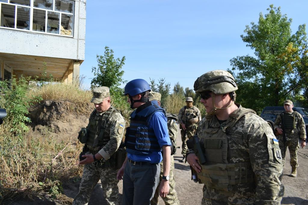 null Министр обороны Британии приехал на передовую в Донбасс: фото