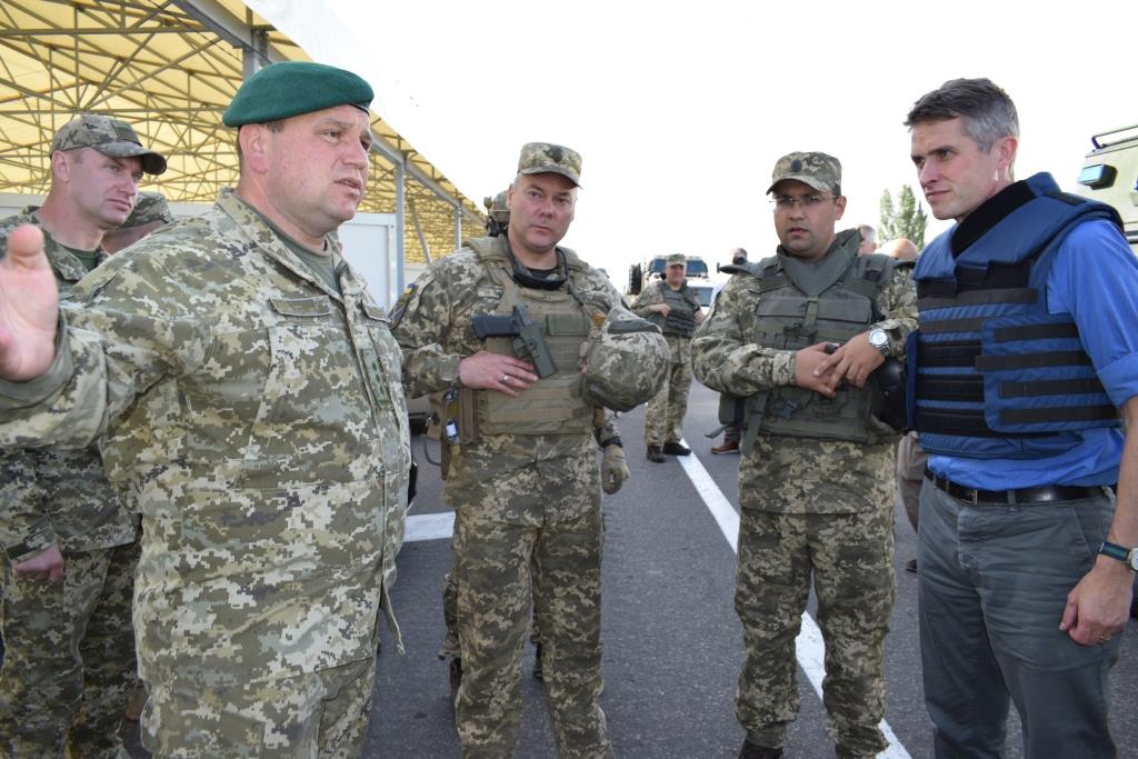 null Министр обороны Британии приехал на передовую в Донбасс: фото