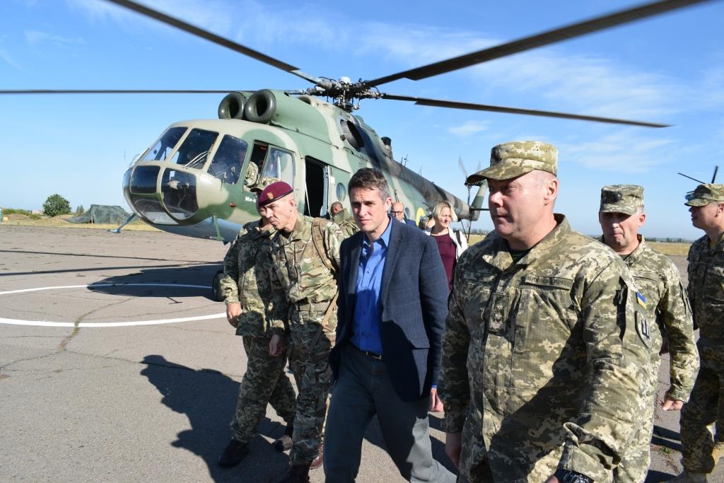 null Министр обороны Британии приехал на передовую в Донбасс: фото