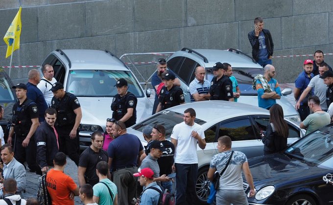 Сотни автомобилей на еврономерах припарковались у Кабмина: фото
