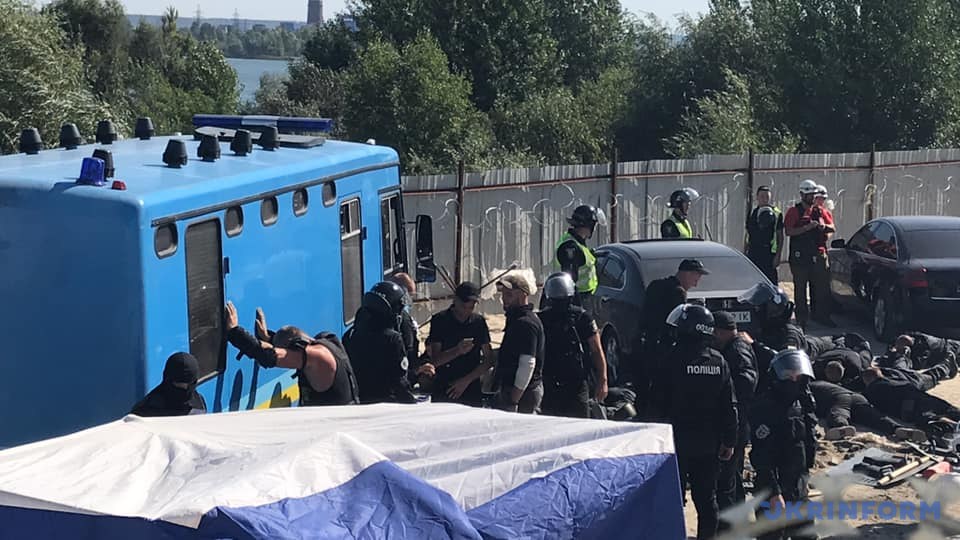 null В Киеве на Осокорках задержали "охрану" застройки: фото, видео