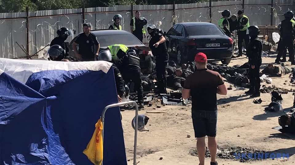 null В Киеве на Осокорках задержали "охрану" застройки: фото, видео