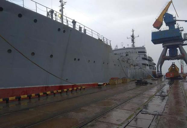 null Катера отогнали российских провокаторов от "Корца" и "Донбасса"