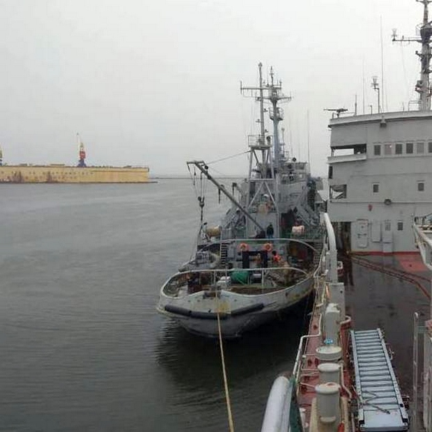 null Катера отогнали российских провокаторов от "Корца" и "Донбасса"