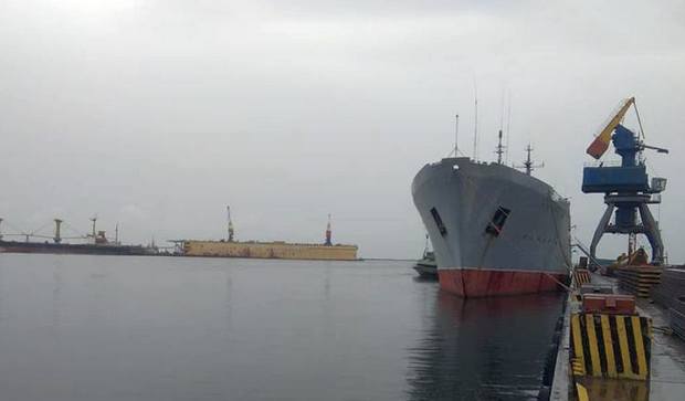 null Катера отогнали российских провокаторов от "Корца" и "Донбасса"