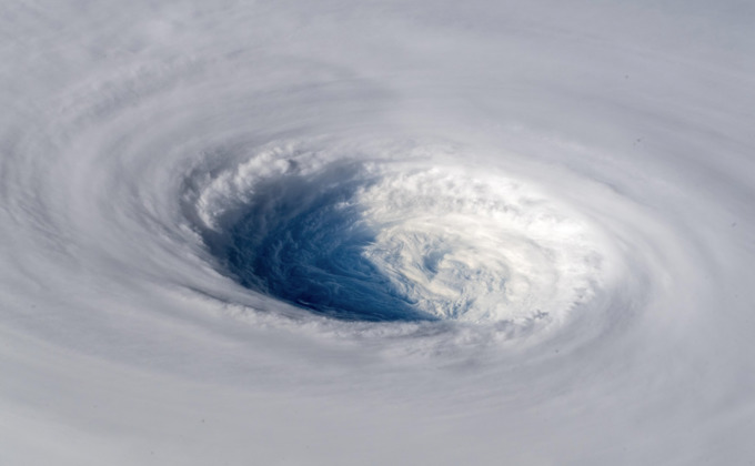Гигантская воронка: впечатляющие фото супертайфуна с орбиты
