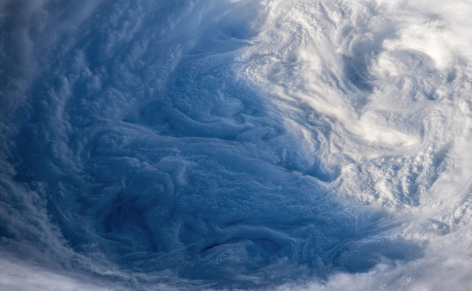 Гигантская воронка: впечатляющие фото супертайфуна с орбиты