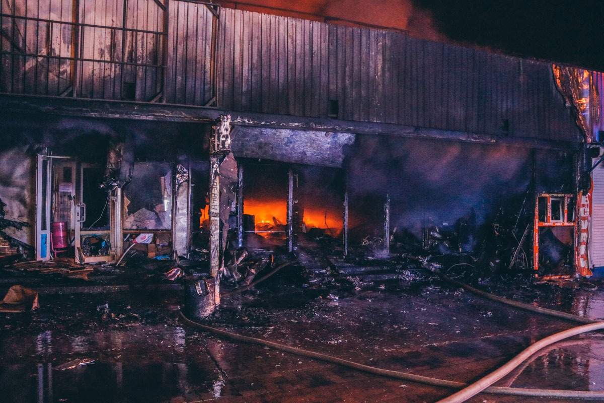 Ночью в Киеве горел Минский рынок: дым накрыл всю Оболонь