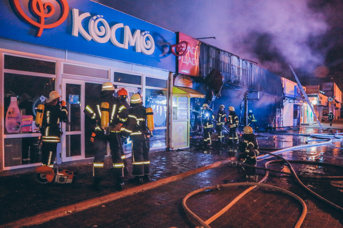 Ночью в Киеве горел Минский рынок: дым накрыл всю Оболонь
