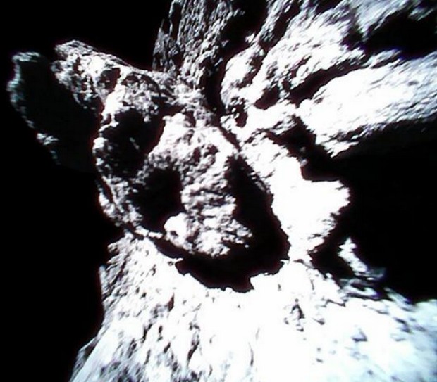 Японский зонд прислал новые фото с поверхности астероида