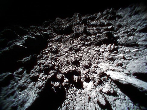 300 млн км от нас: роботы прислали фото и видео с астероида Рюгу