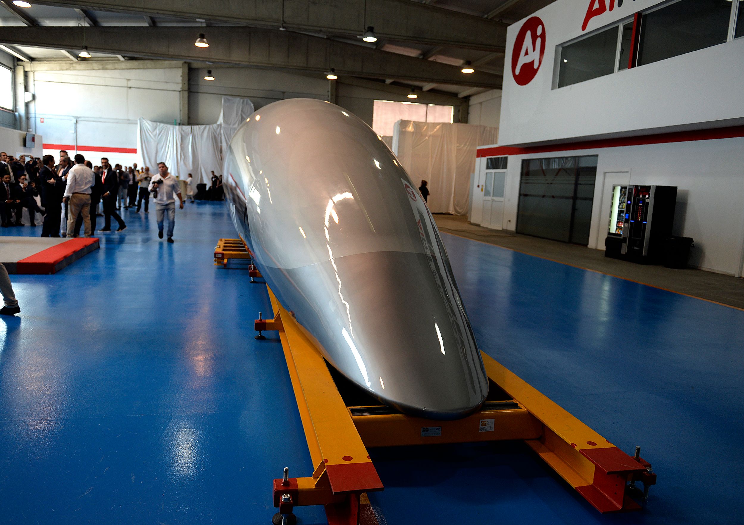 В Испании представили первую пассажирскую капсулу Hyperloop: фото