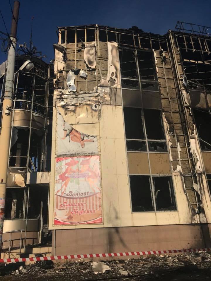 Без связи и воды: в Антраците сгорел торговый центр - фото