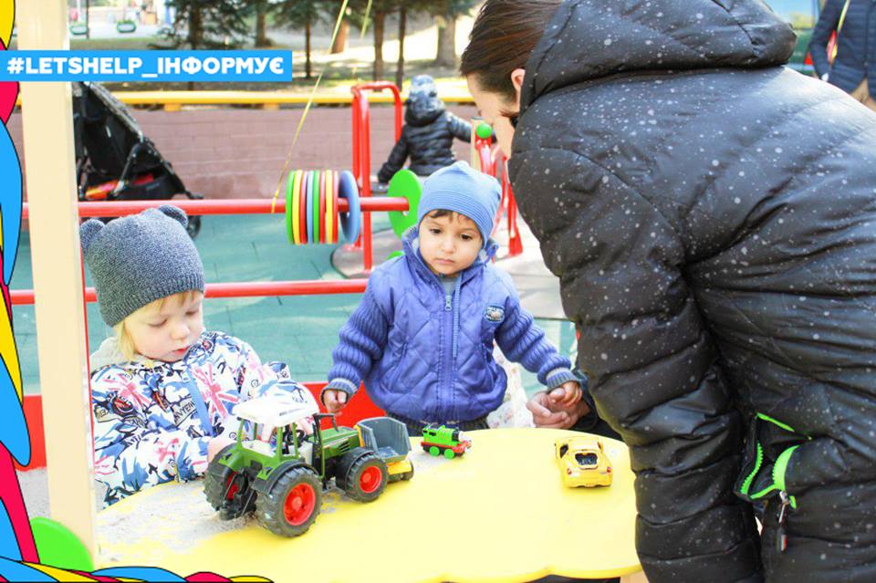 В киевском сквере Чкалова открыли инклюзивную детскую площадку