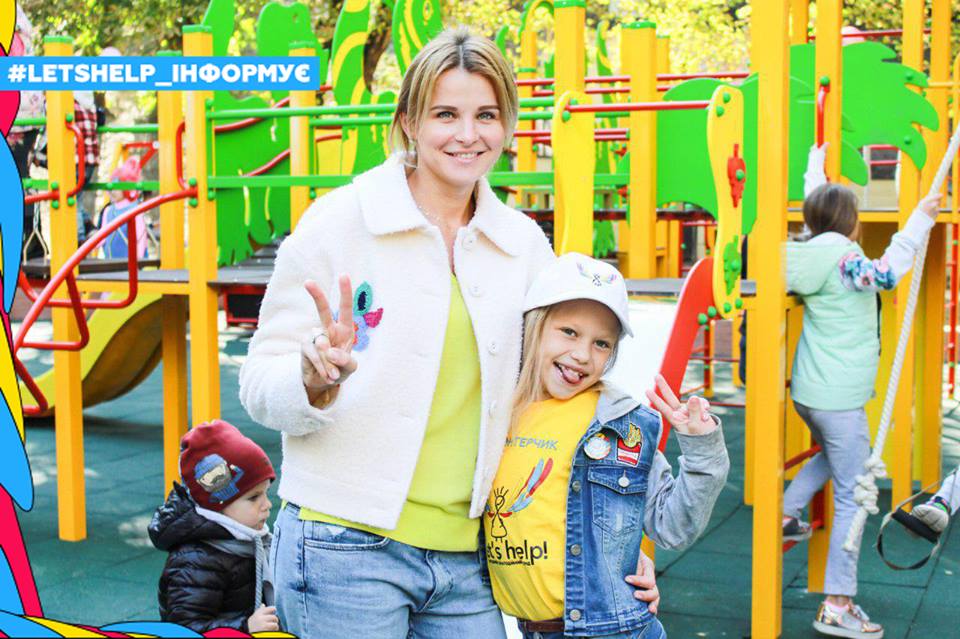 В киевском сквере Чкалова открыли инклюзивную детскую площадку