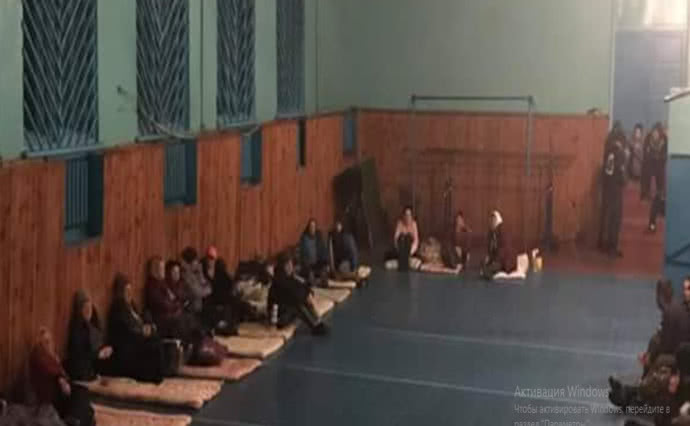 Взрывы в Ичне: жители ночевали в спортзалах на матах - фото