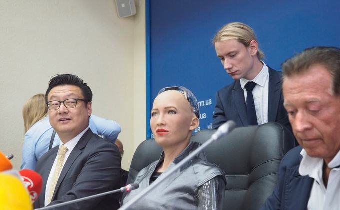 Робот-женщина София впервые приехала в Киев - фото