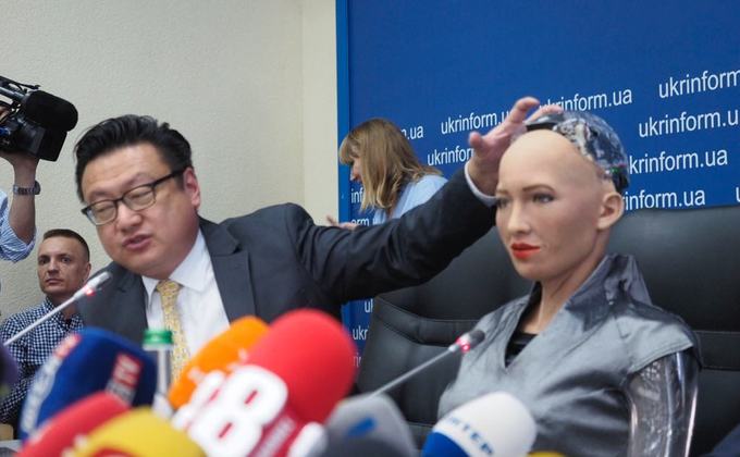 Робот-женщина София впервые приехала в Киев - фото